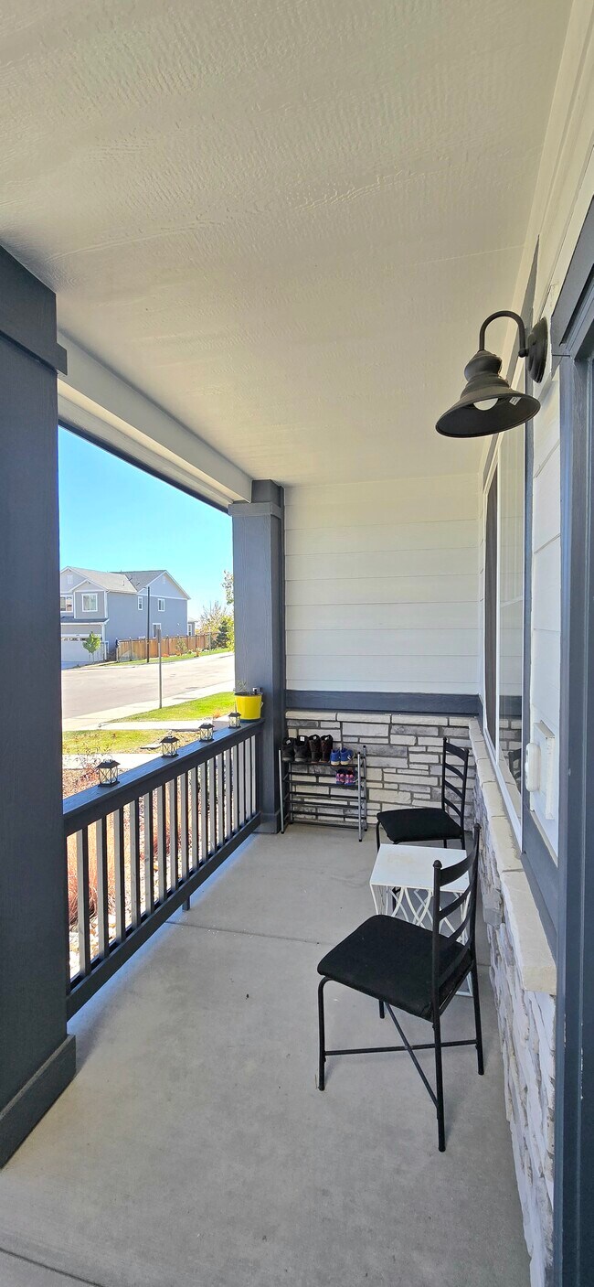 Porche - 5051 S Robb Ct