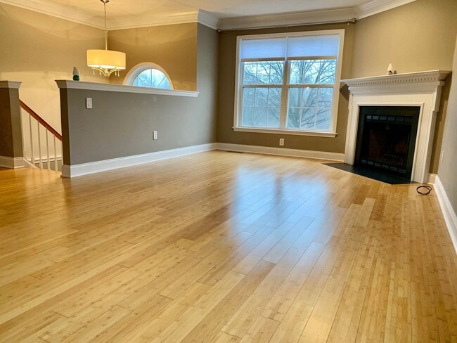Building Photo - MUST SEE! End Unit, Electric Fireplace, Gr...