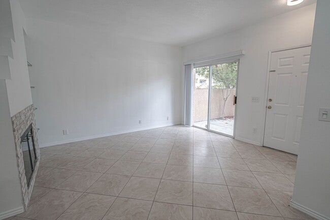 Foto del edificio - COMING SOON! Palisades 3 Bedroom Townhome for Rent in Stevenson Ranch!
