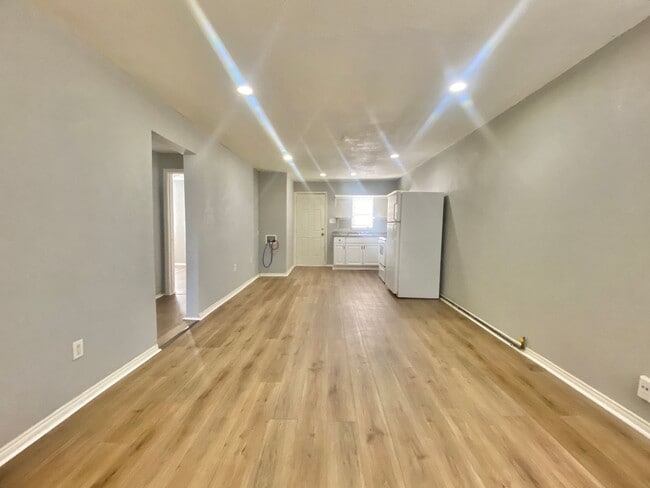 Building Photo - Great economical 2 bed 1 bath rental now available in Arnet Benson