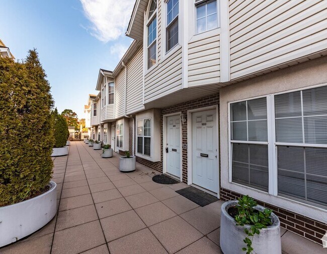 5035 Warren St, Skokie, IL 60077 Townhome Rentals in Skokie IL