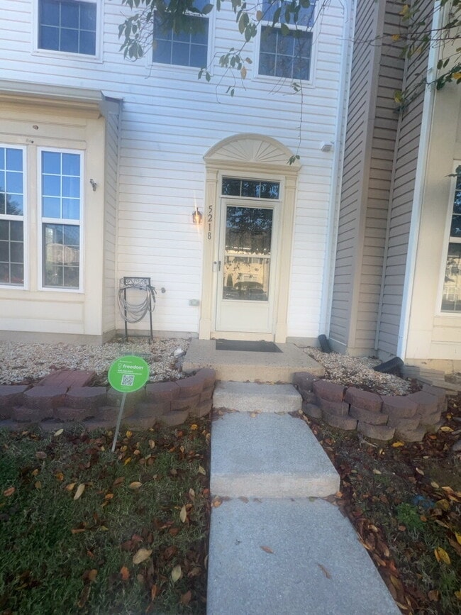 Building Photo - Spacious End-Unit 4 Bedroom Townhome for R...