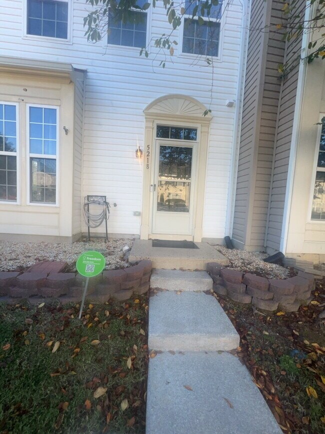Foto del edificio - Spacious End-Unit 4 Bedroom Townhome for R...