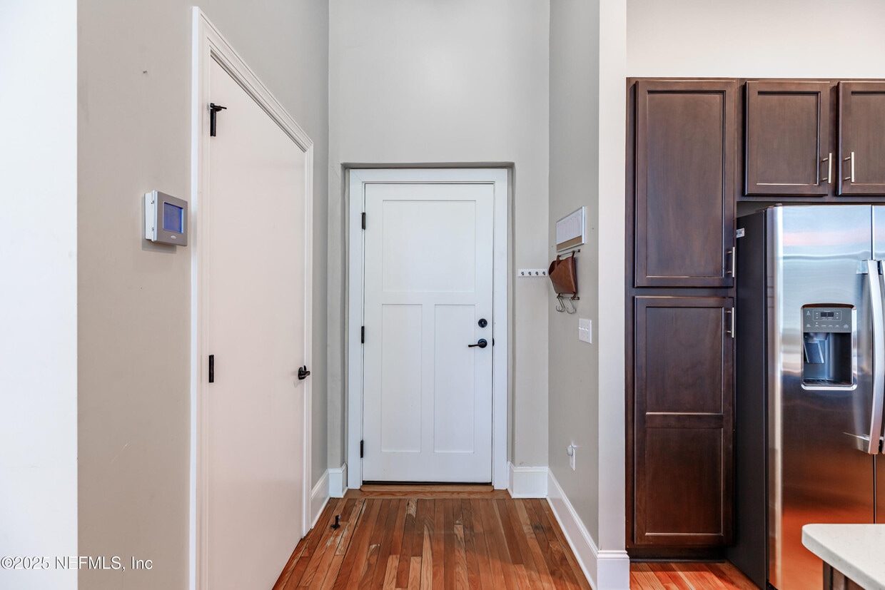 Foto principal - 2525 College St