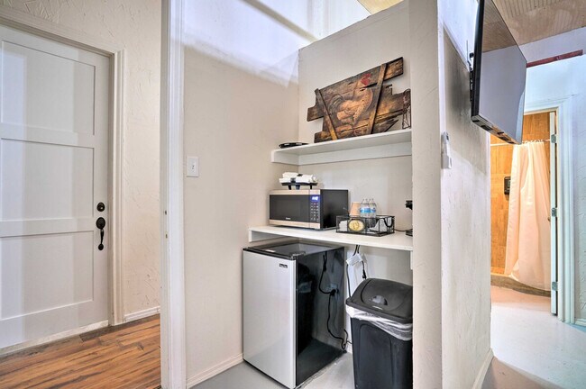 Building Photo - 3704 San Bernardo Ave