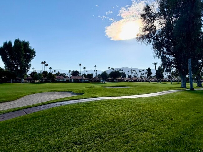 Foto del edificio - 205 Las Lomas