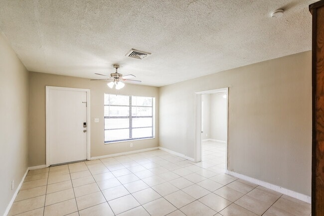 Building Photo - 841 NE 51st Ct
