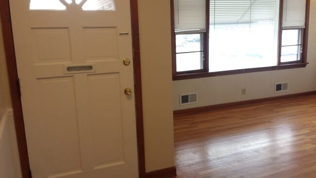 Building Photo - Very nice 3 bedroom house available for re...