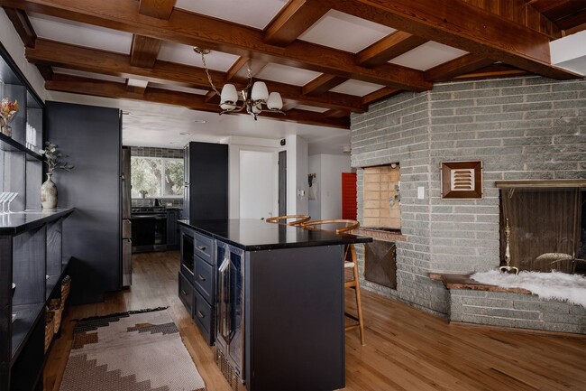 Building Photo - Chic 3BD, 3BA Mid-Century Home in Wheat Ri...