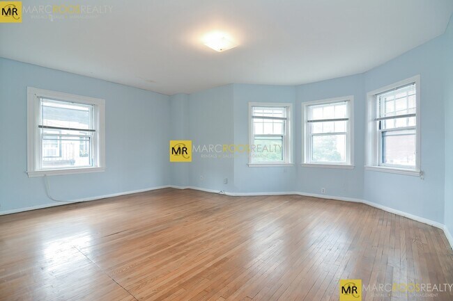 Building Photo - 923 Beacon St