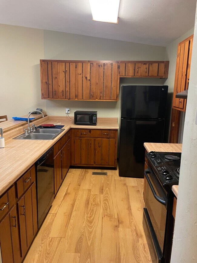 Building Photo - SPACIOUS 2/2 FOR RENT $1400