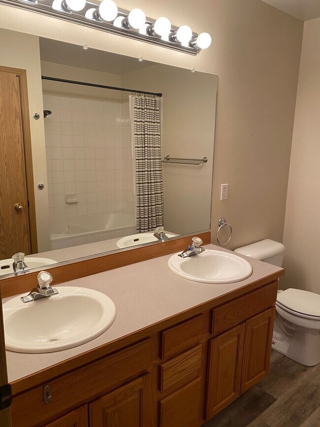 Building Photo - Townhouse with garage and fenced yard in J...