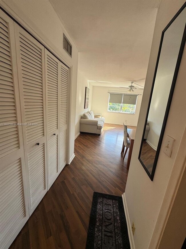 Foto del edificio - 1881 Middle River Dr