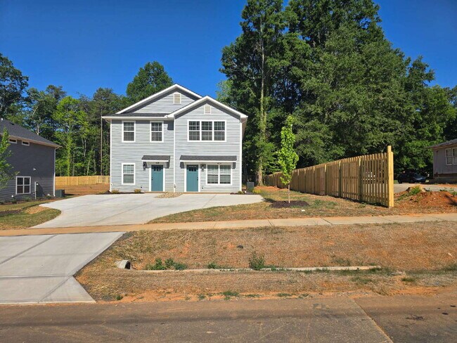 Foto del edificio - 2 Bedroom Townhomes Near Downtown Mebane for $1495
