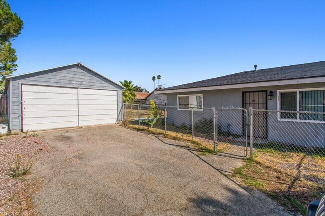 Foto del edificio - 2 bedroom Duplex with Huge yard!