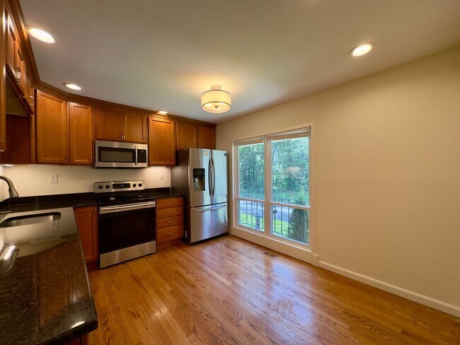Building Photo - Charming 3 Bedroom/2 Bathroom Townhome in ...