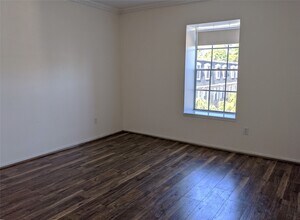 Building Photo - 361 N Post Oak Ln
