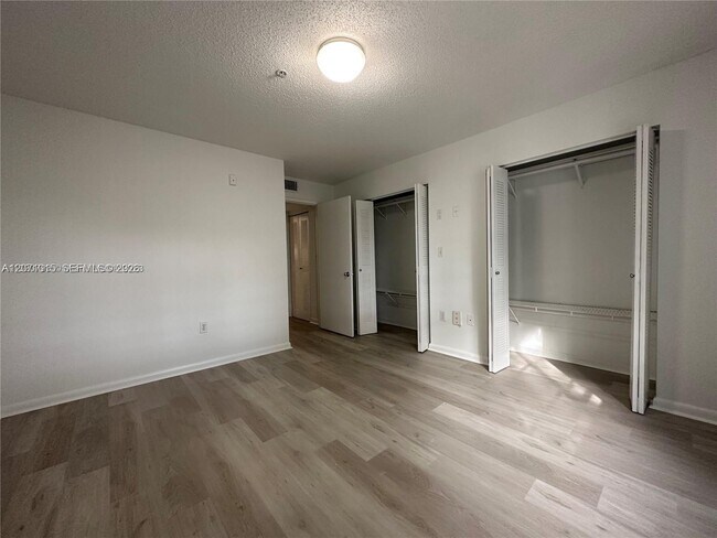 Foto del edificio - 4560 NW 107th Ave