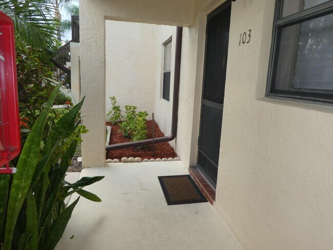 Foto del edificio - 7149 Golf Colony Ct