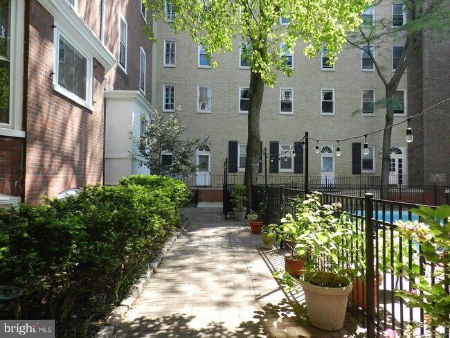 Building Photo - 1008 Spruce St