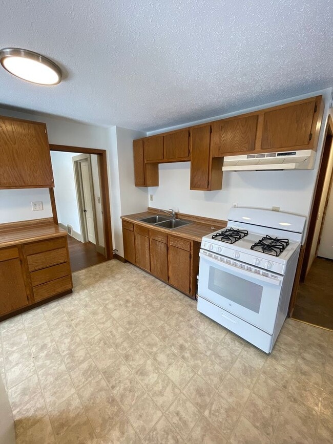 Building Photo - 217 N 25th Ave W