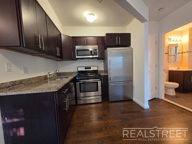 Foto del edificio - Beautiful renovated 1br Apartment