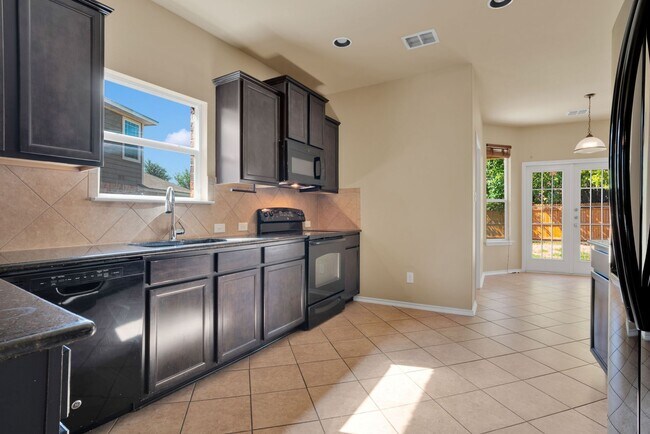 Foto del edificio - Spacious 3-Bedroom Home for Rent in Quiet ...