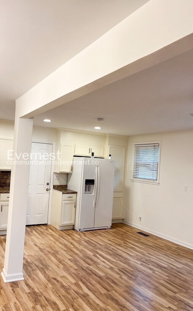 Foto del edificio - Cozy Home with Fenced Yard and Spacious Patio / 3 beds 1 bath / Available now!
