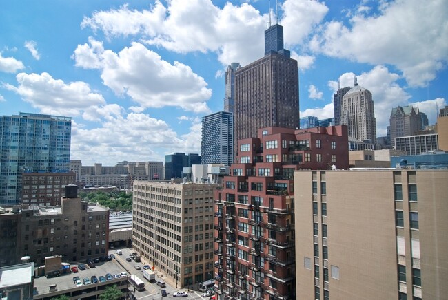 Building Photo - 547 S Clark St