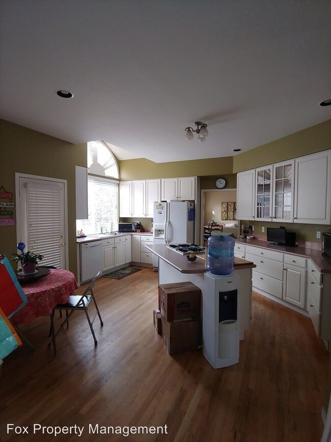 Building Photo - 4 br, 2.5 bath House - 697 Club Circle