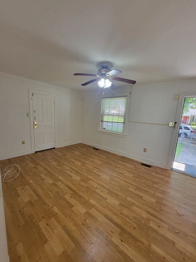 Building Photo - Charming Four Bedroom Cape Cod Cottage in ...