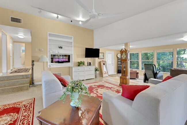 Foto del edificio - 7901 Lois Mae Ct