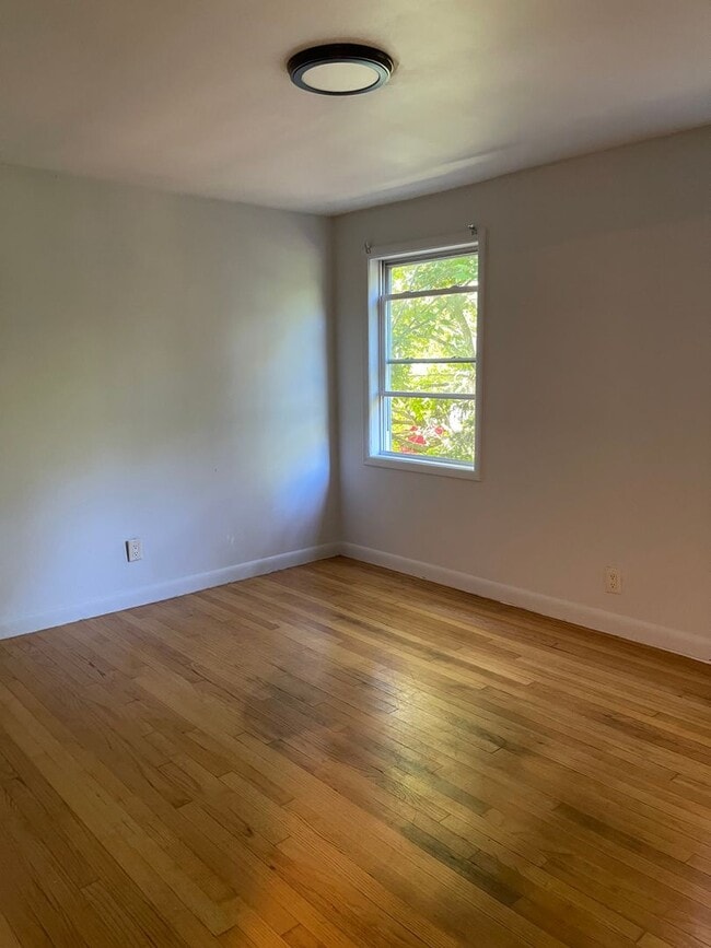 Foto del edificio - **100 SICARD ST** Basement+Driveway+Off-Street Parking+Free Washer/Dryer+Deck+Backyard