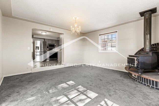 Foto del edificio - Spacious Home with Updated Kitchen and Fen...