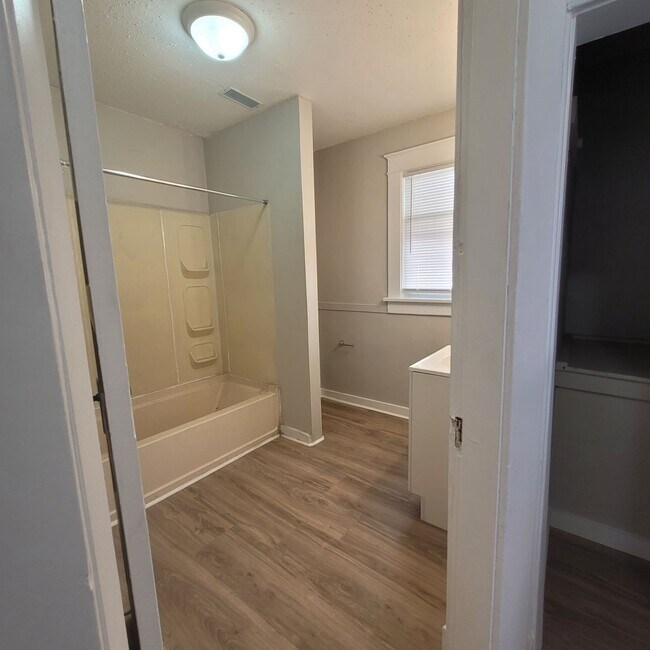 Foto del edificio - 1527 SW Mulvane St