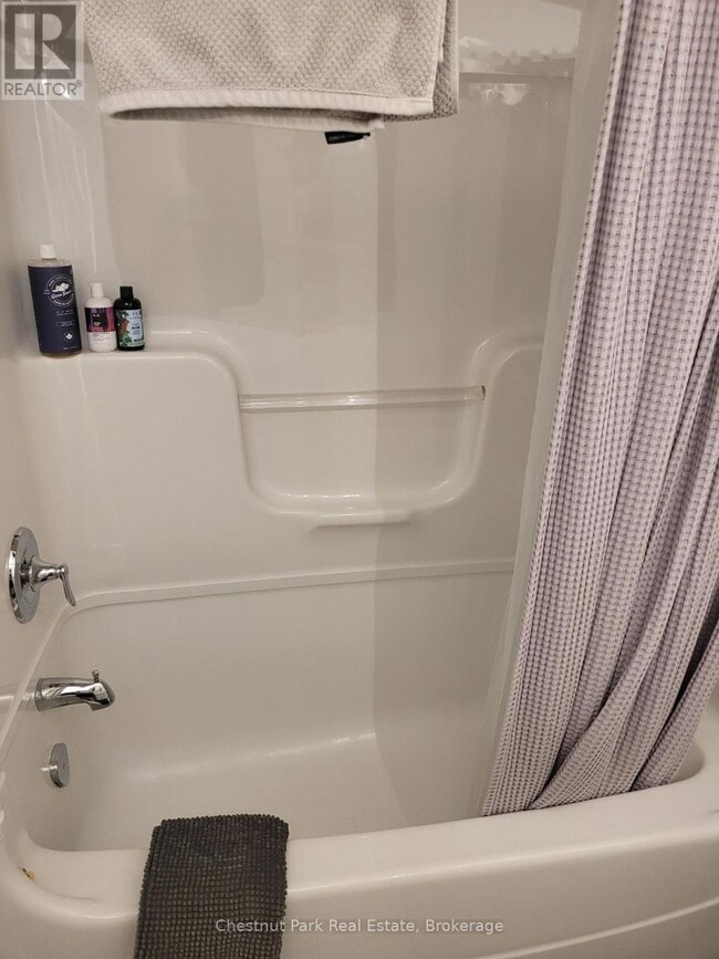 Building Photo - 100 Fairway Crescent