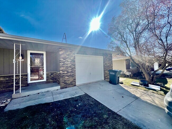 Building Photo - 3811 S 17th Pl
