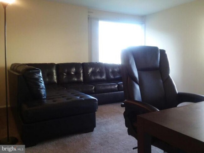 Foto del edificio - 7250 Donnell Pl