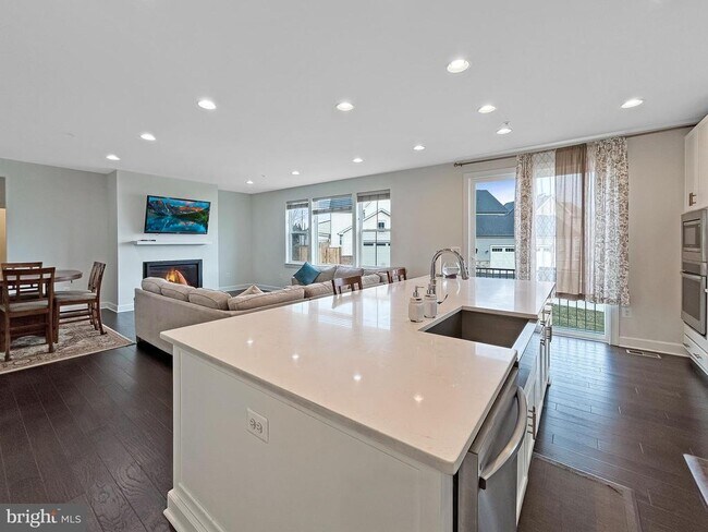 Foto del edificio - 221 Red Oak Ridge Pl