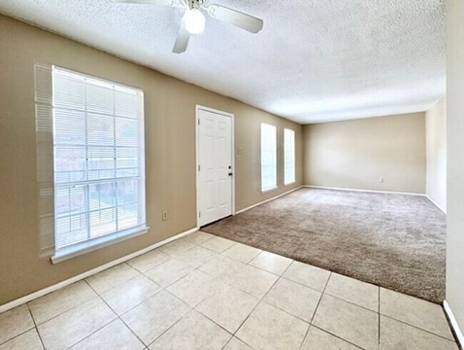 Foto del edificio - Freshly Painted 2-Bedroom Condo in Concord...