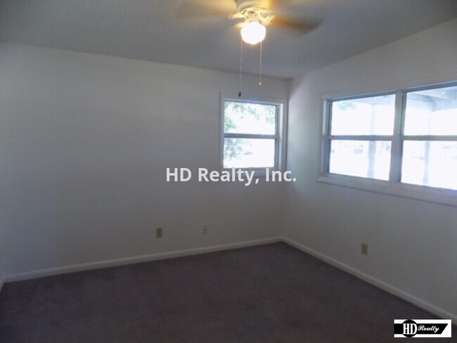 Building Photo - 115 Country Club Dr