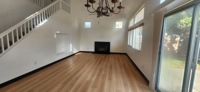 Building Photo - 3 Bedroom Home in Quaint Gated Community in Elk Grove