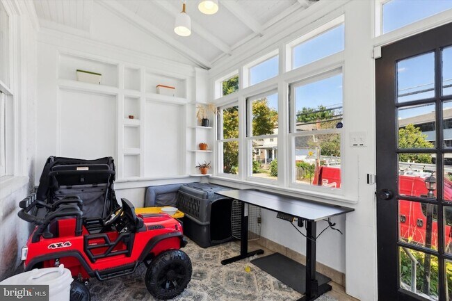 Building Photo - 322 Woodbine Ave