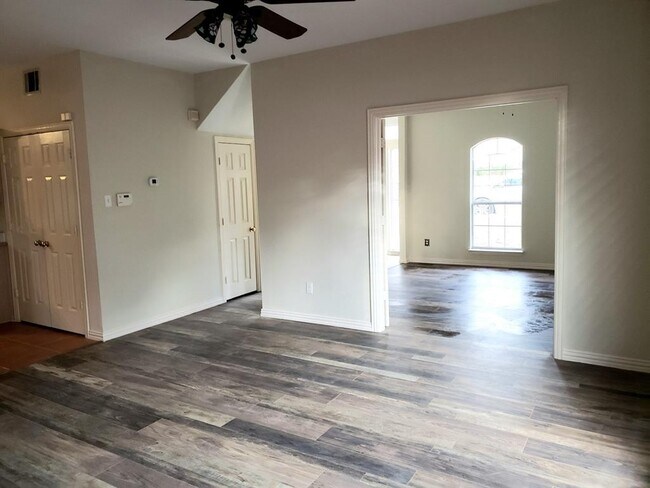 Foto del edificio - 2325 Havard Oak Dr