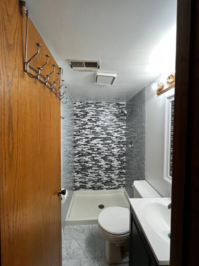 Master bath - 6244 S Newland Ave