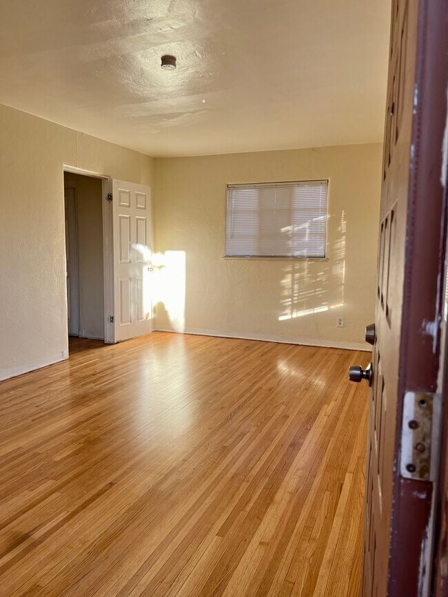Building Photo - 1404 Carlisle Blvd SE