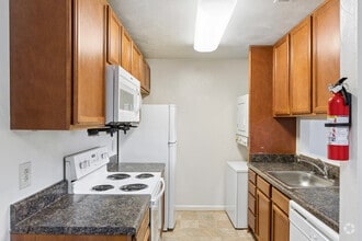 Pelican - 3BR, 1.5BA - 888SF - Kitchen - Pipers Landing Apartments