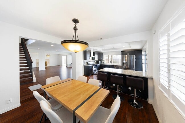 Building Photo - Gorgeous Cul-De-Sac Huntington Beach Home  — Biking Distance to the Beach!