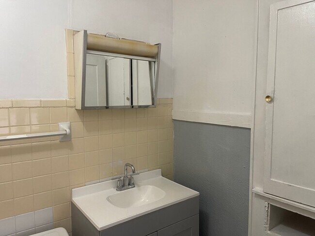 Foto del edificio - Cozy 1-Bedroom duplex AVAILABLE SOON!