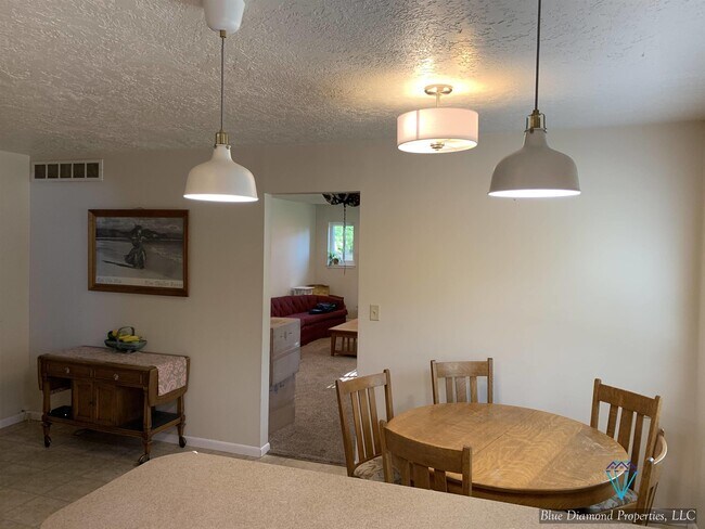Building Photo - 2821 N Weaver Cir
